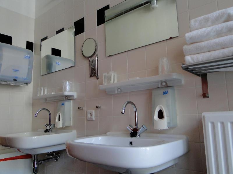 Quadruple Room with Shared Bathroom image 2