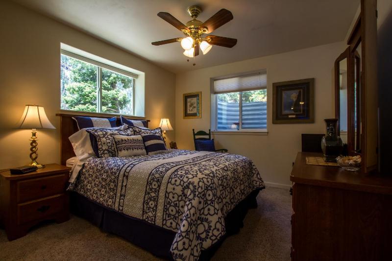 Deluxe Queen Room image 4