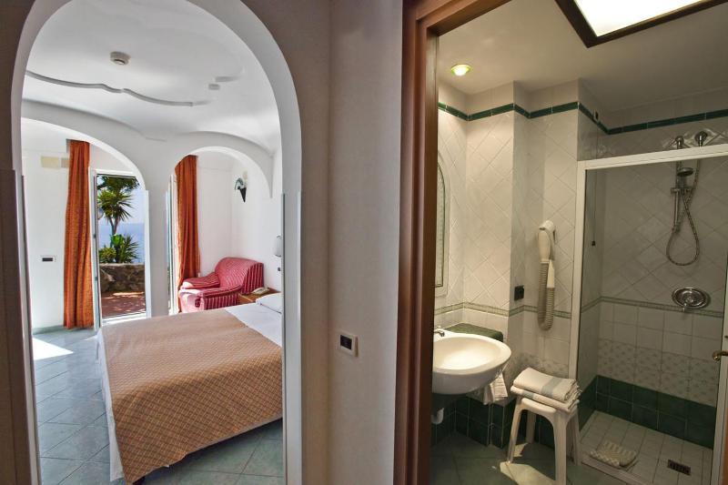 Deluxe Double or Twin Room with Sea View image 4