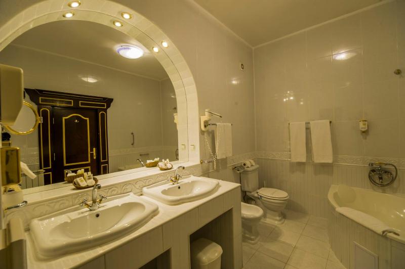 Premier Suite with Balcony image 2