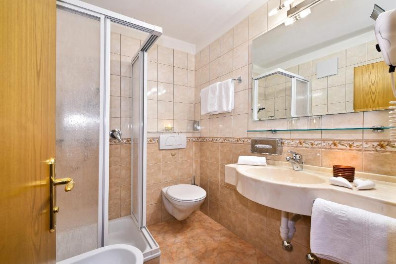 Economy Double Room image 3