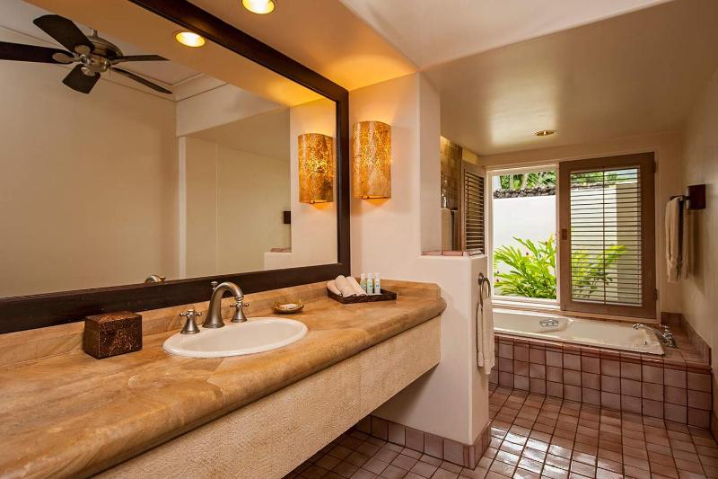 King Room with Garden View image 2