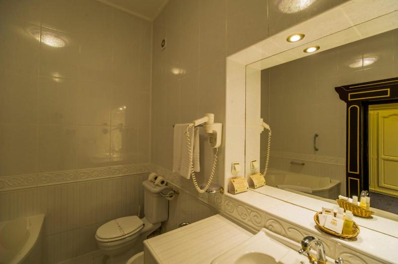 Executive Double Room with Two King Beds and  Balcony image 2