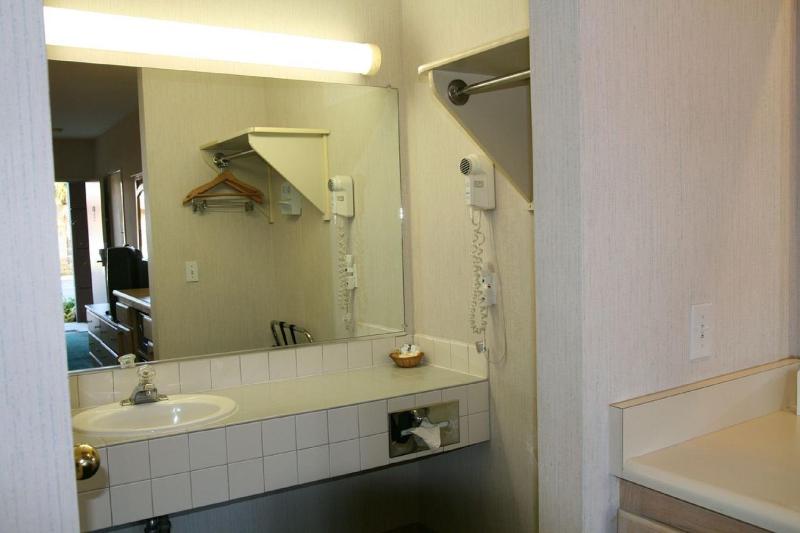 Queen Room image 3
