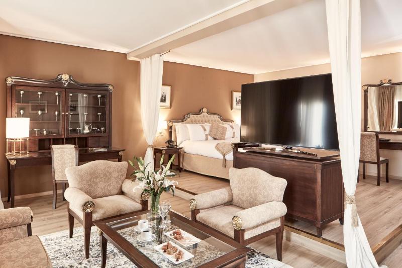 Business Suite with Panoramic Pool View  image 3