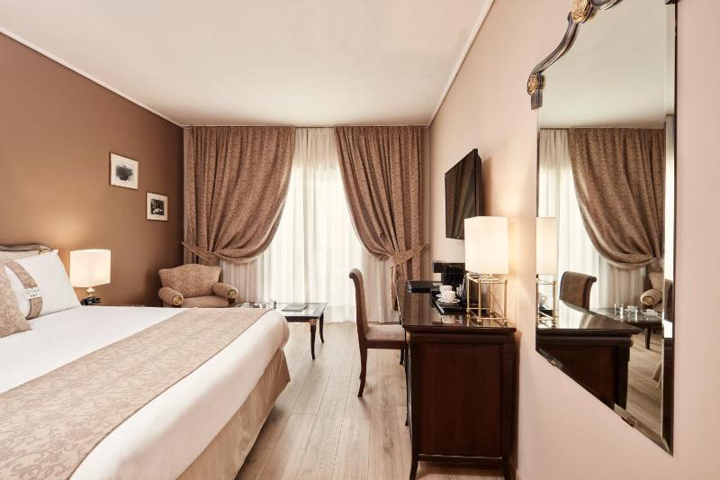 Premium Classic Room with Pool View image 4
