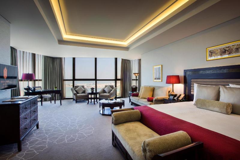 Junior King Suite with Palace View image 4