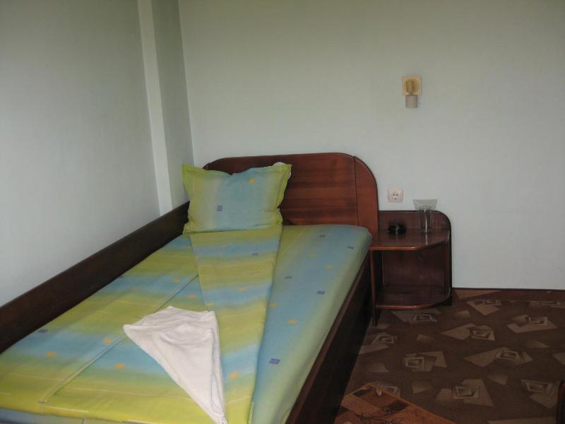 Economy Twin Room image 3