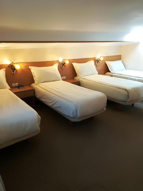 Economy Quadruple Room image 2