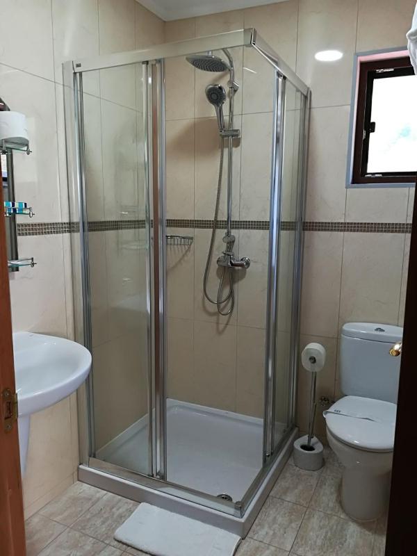 Economy Twin Room image 4