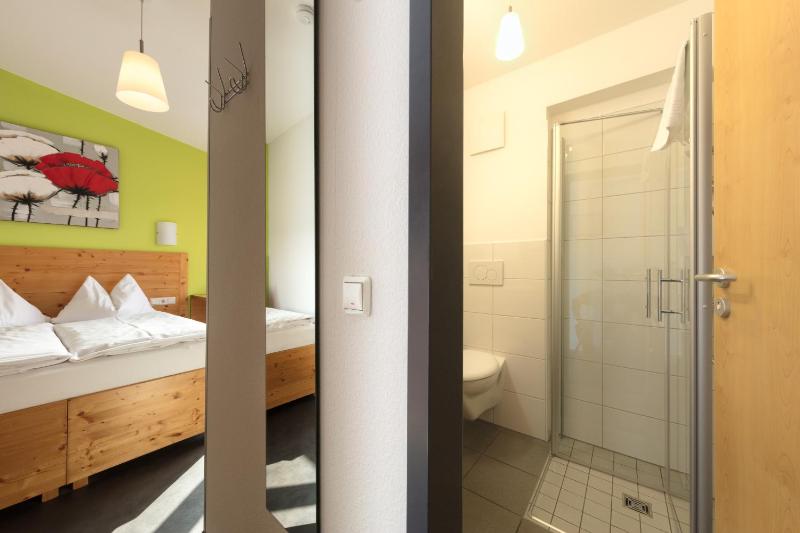 Basic Double Room image 2