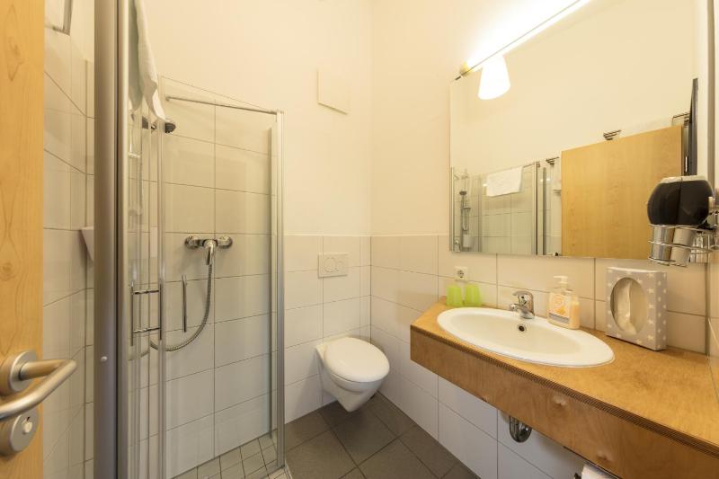 Basic Double Room image 3