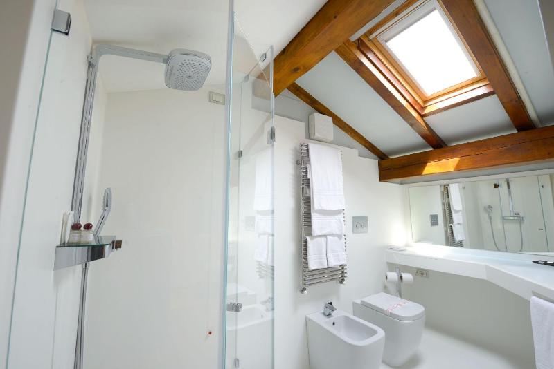 Superior Quadruple Room with Terrace and Arena view - Separate building image 2