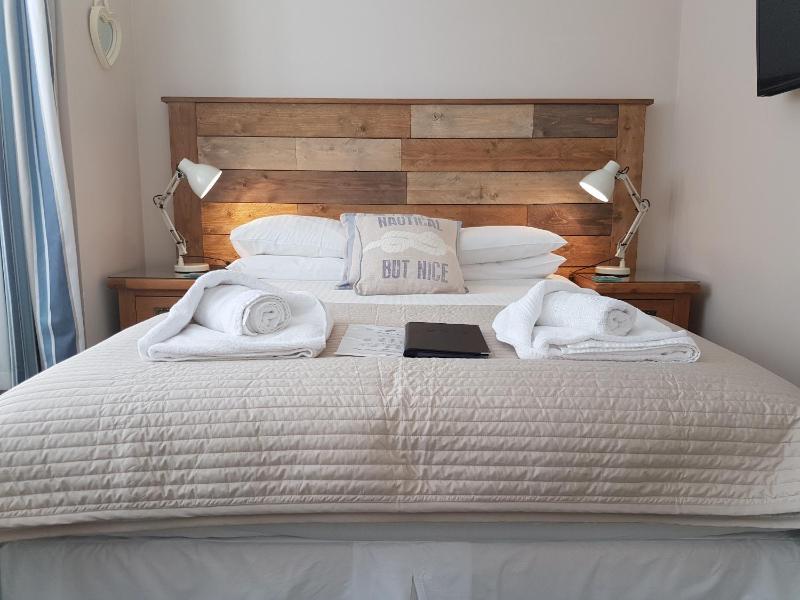 Deluxe Double Room with Shower image 4