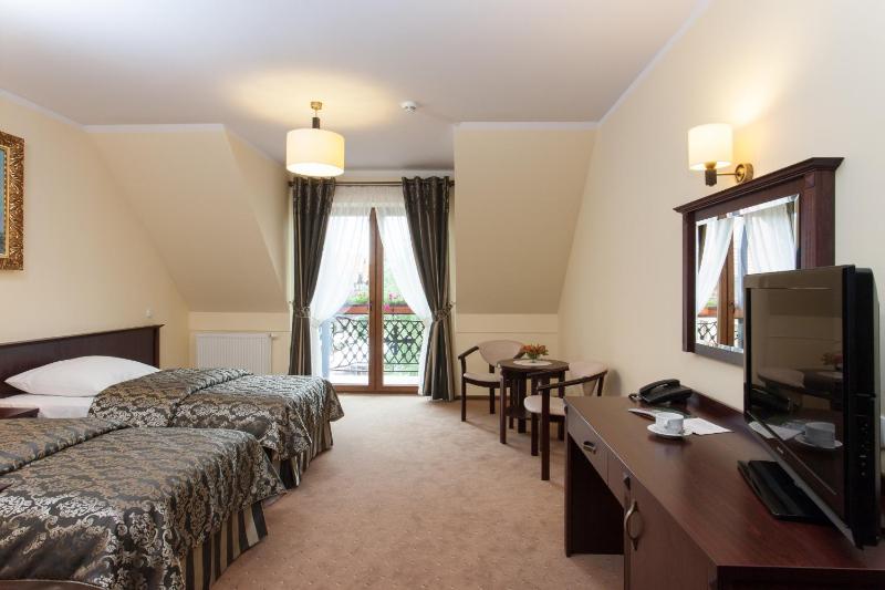 Standard Twin Room image 4