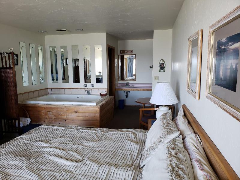 King Room with Spa Bath image 4