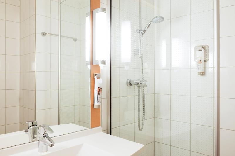Standard Twin Room image 2