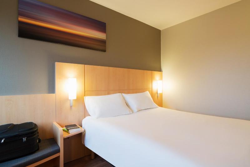 Standard Double Room image 2
