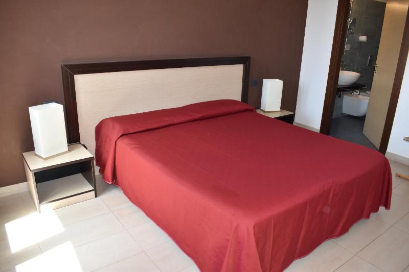 Large Double or Twin Room image 1