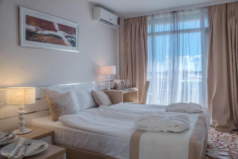One-Bedroom Suite with Balcony (2 Adults + 1 Child) image 2
