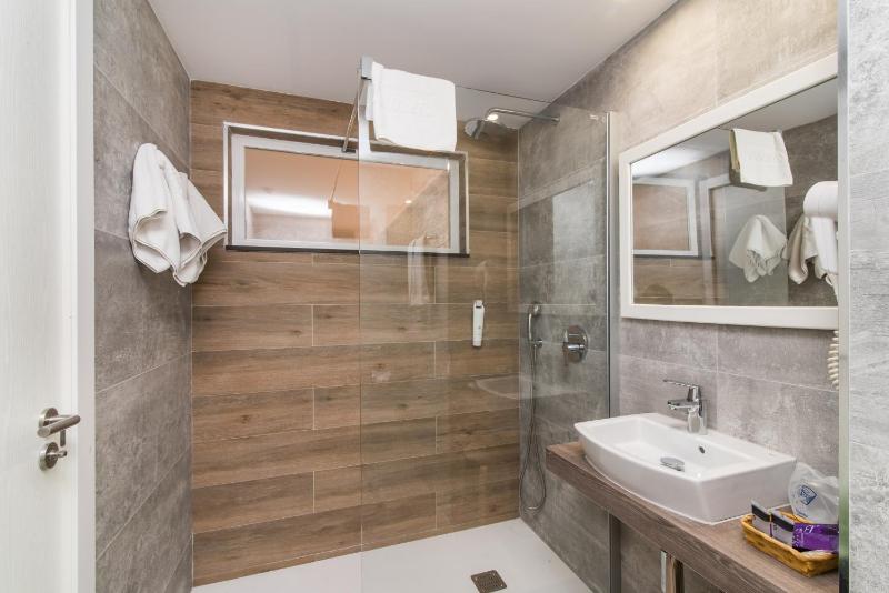 Standard Double Room image 3