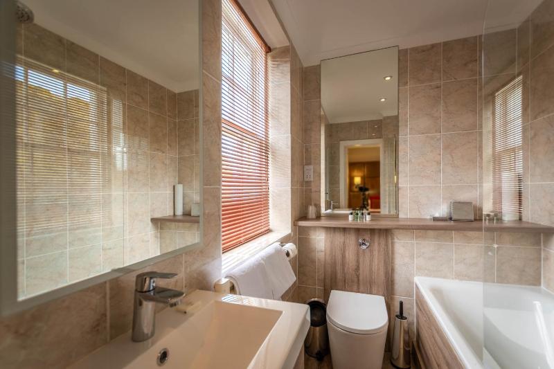 Standard Double or Twin Room image 4