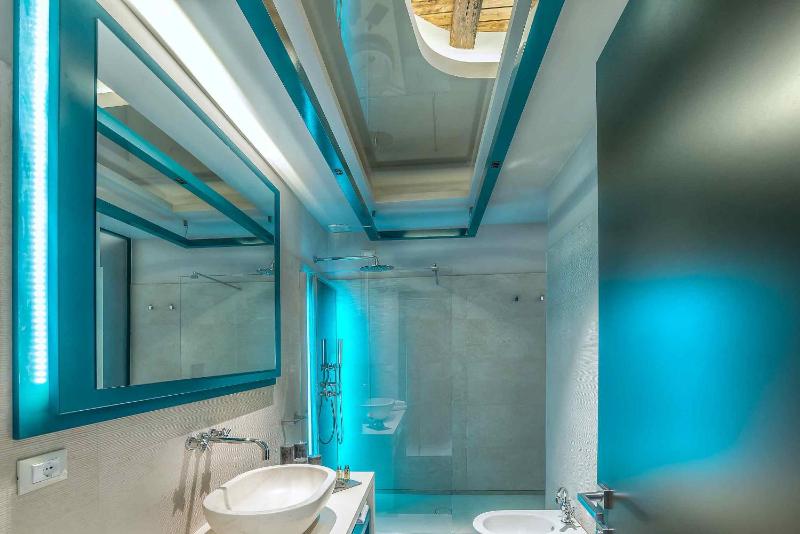 Deluxe Double or Twin Room image 4