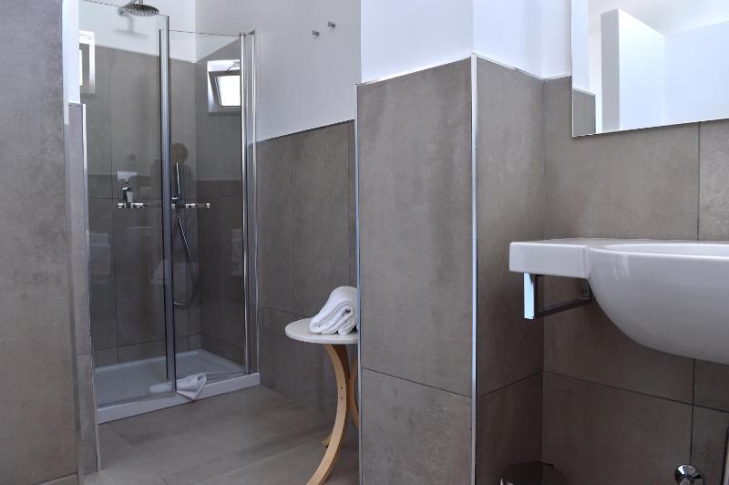 Superior Triple Room image 4