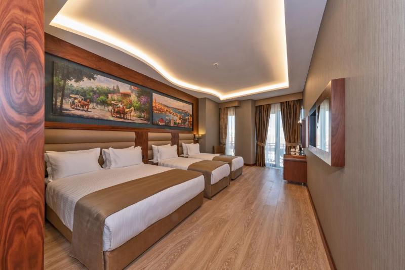 Deluxe Family Room image 3