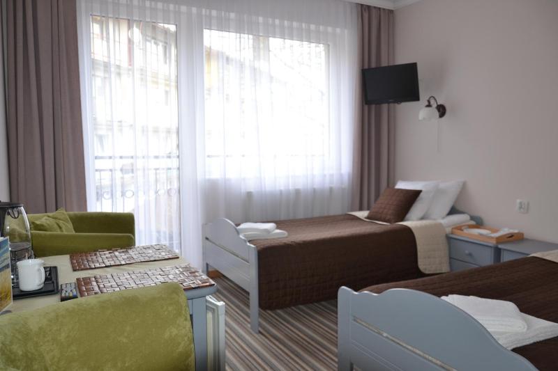 Economy Twin Room with Balcony image 2