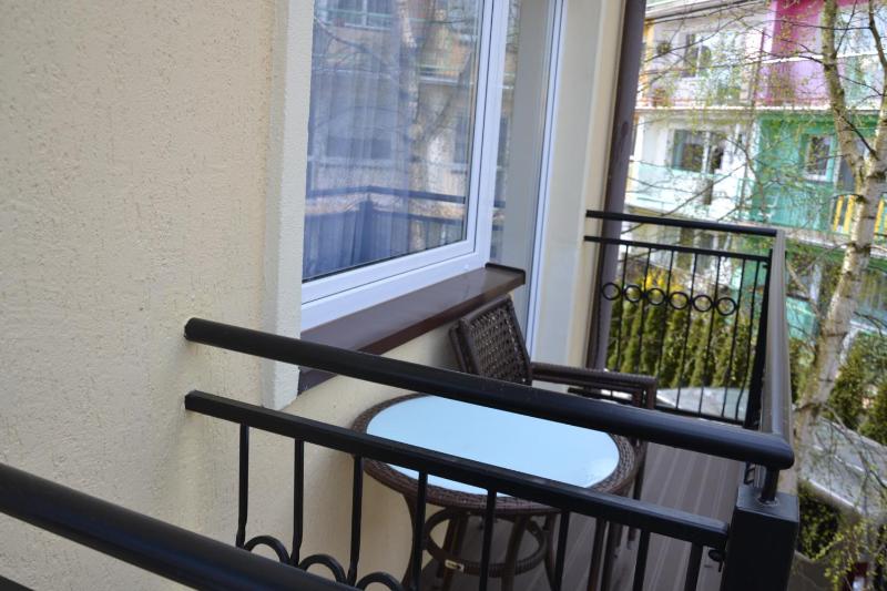 Economy Twin Room with Balcony image 4