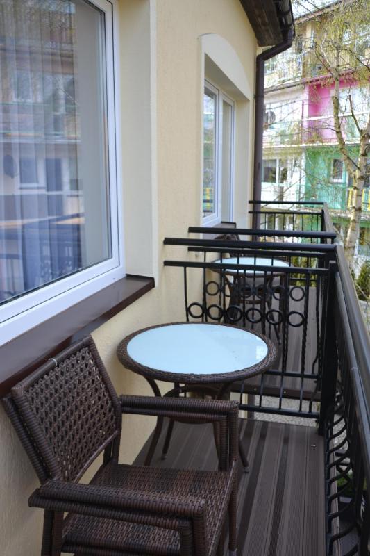 Economy Twin Room with Balcony image 3