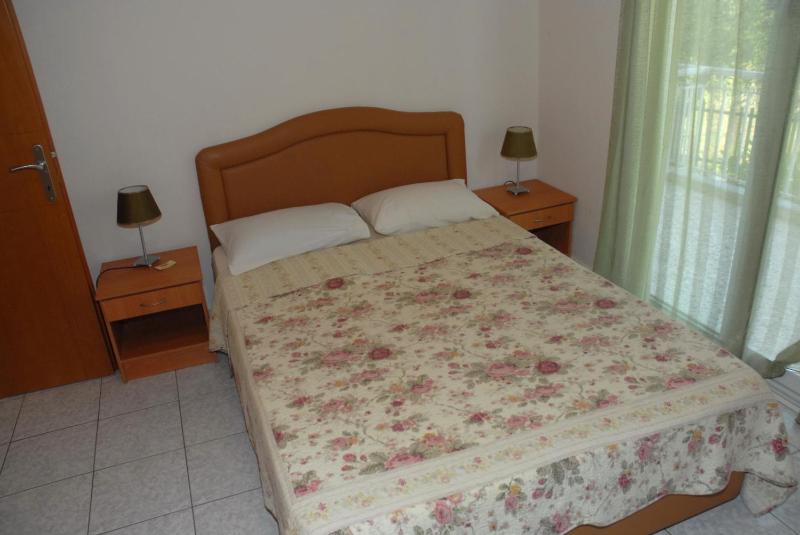 Apartment with Shower image 3