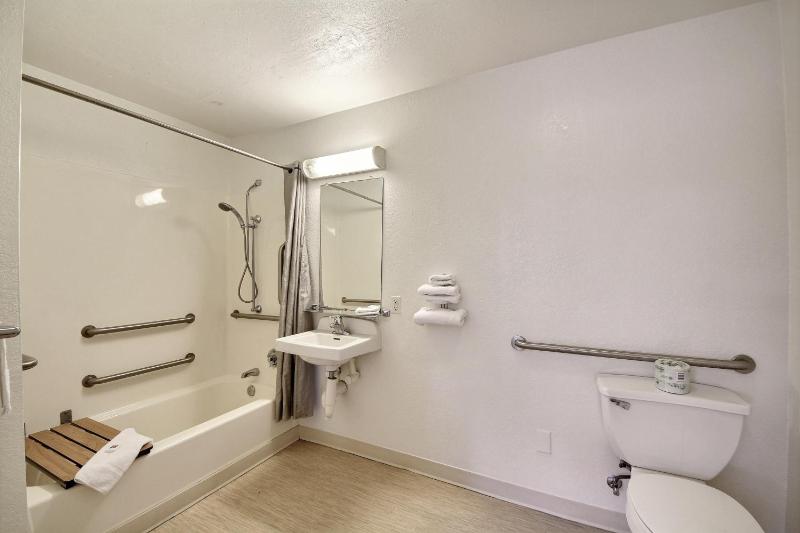 Queen Room image 1