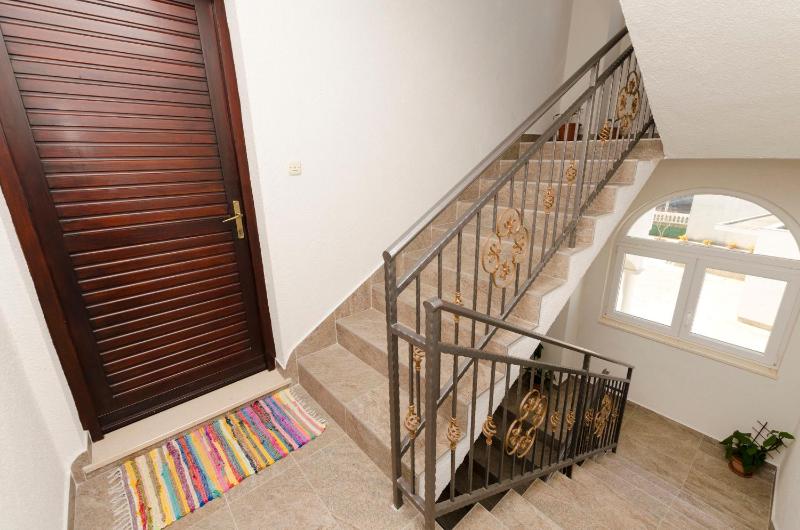 One-Bedroom Apartment image 2