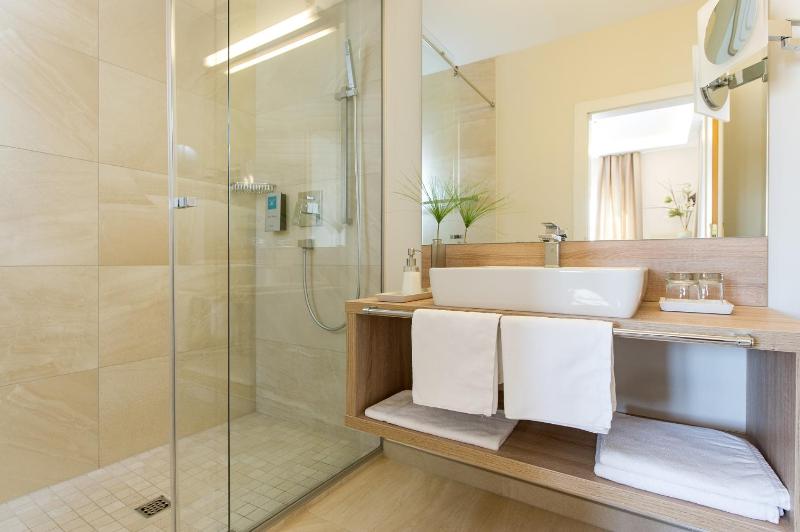 Large Double Room with Balcony and Lake View image 1