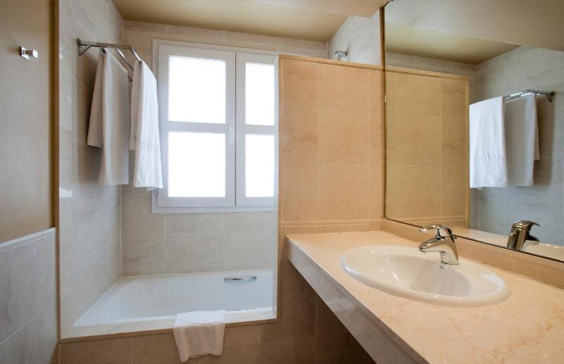 Double or Twin Room image 2