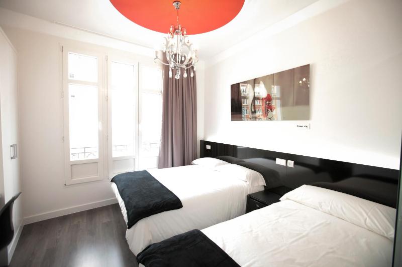 Double Room with Extra Bed (2 Adults + 1 Child) image 4