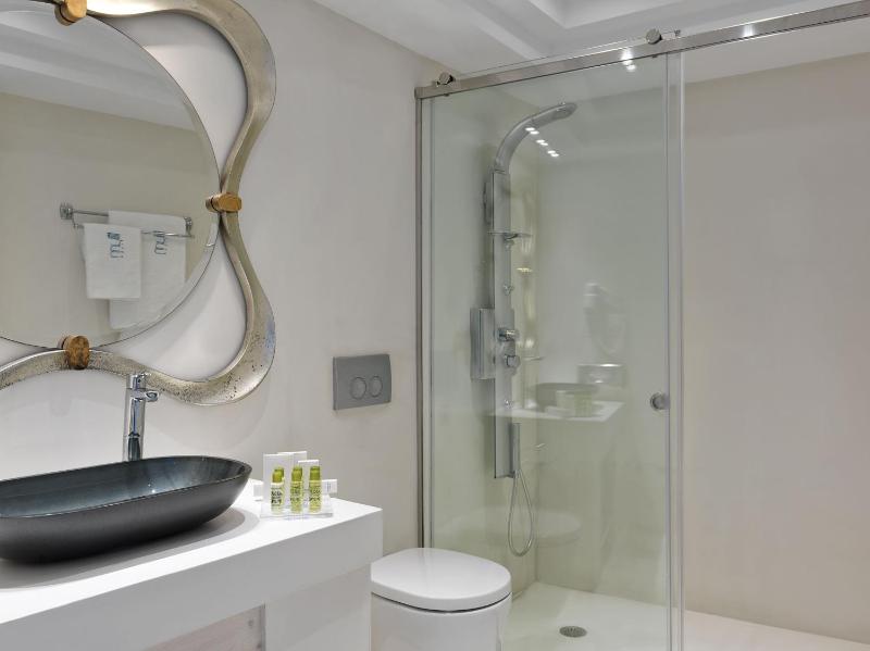 Pool Level Room with Sea View  image 3
