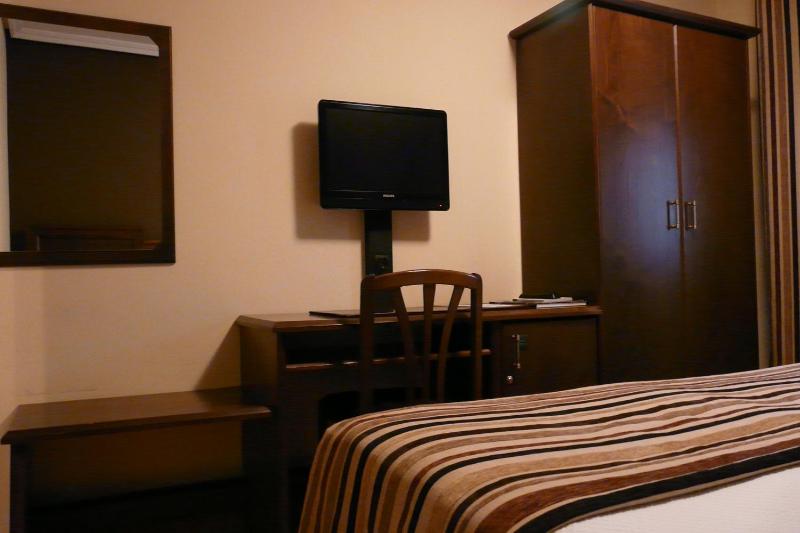 Standard Queen Room image 3