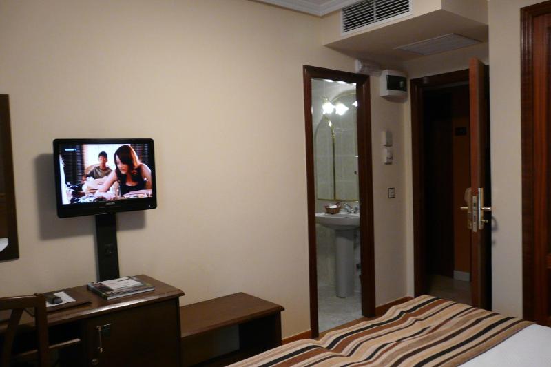Standard Queen Room image 4
