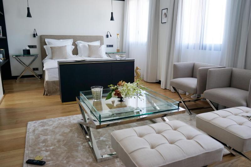 Deluxe Suite with Sea View image 3