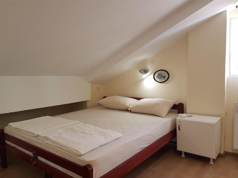 Triple Room with Bathroom image 3