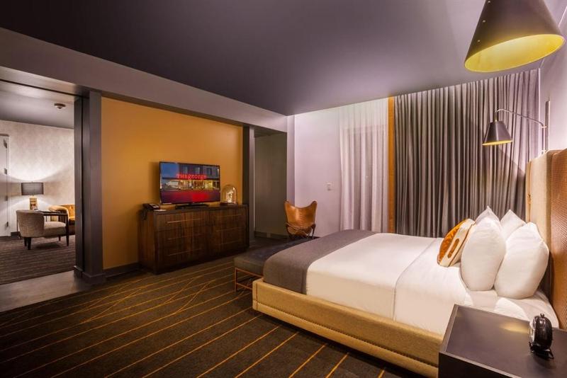 Deluxe King Room image 2