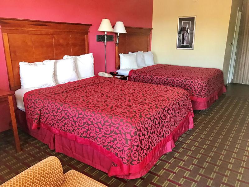 Queen Room with Two Queen Beds - Smoking image 2