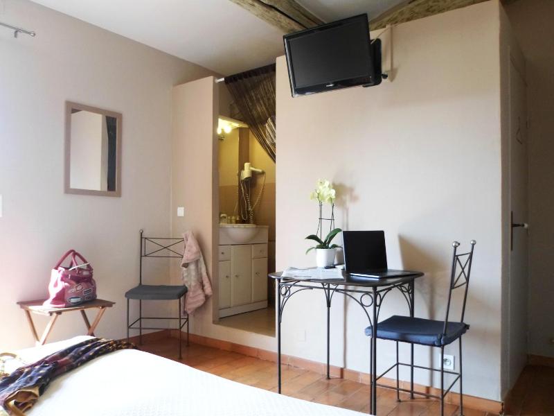 Standard Double Room image 3