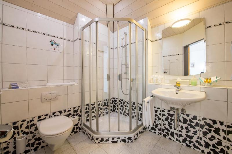 Twin Room with Private Bathroom image 2