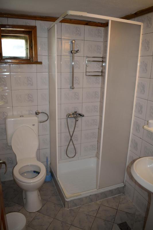 Twin Room with Garden View and Shared Bathroom image 2