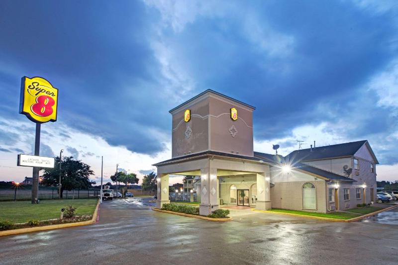 Super 8 by Wyndham Dallas East - image 1