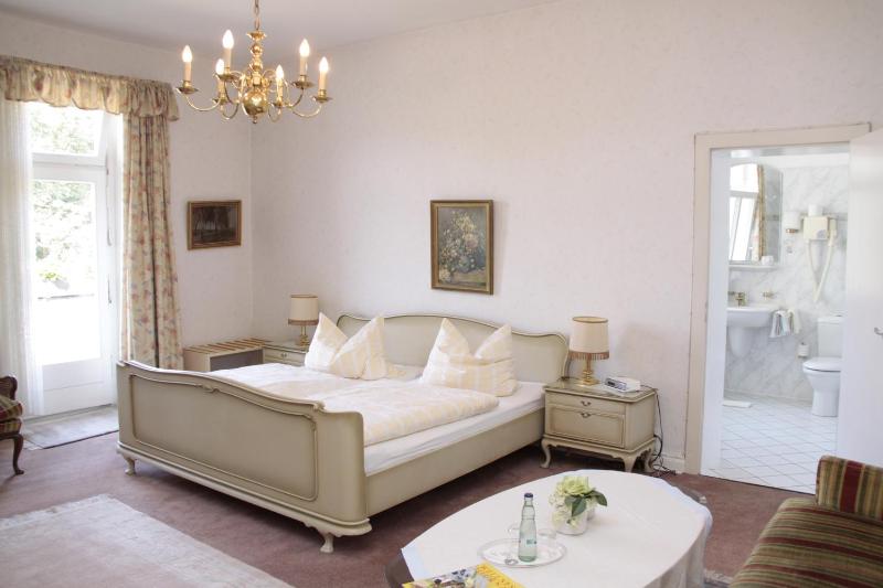 Double Room image 3
